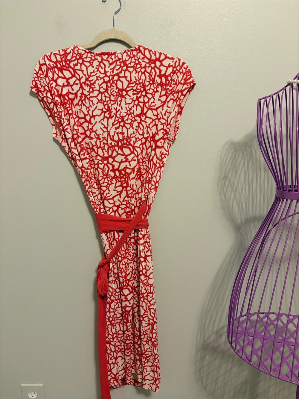 Diane Von Furstenberg Red and White Printed Silk Wrap Dress - Picture 5 of 6